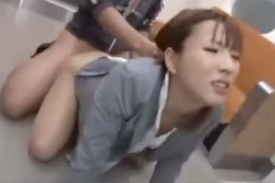 電車でパンストOLに集団ぶっかけ