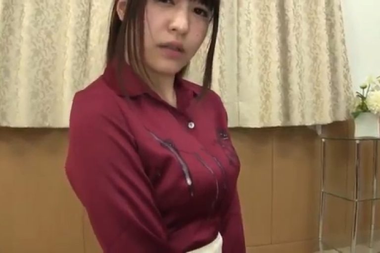 ルールを破った白フレアスカートのOLがスーツシャツにぶっかけられるフェチ動画