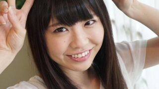 ニーハイの似合うかわいい彼女に溜まったザーメンを大量顔射 桜井千春