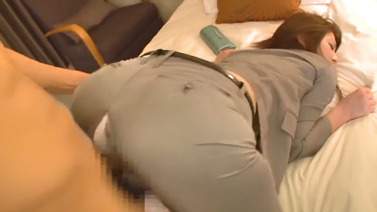 グレーパンツスーツのOLさんをナンパしてお股をハサミで穴開けパンティずらしハメ顔射