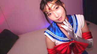 【サテン手袋コキ】セーラー戦士コスプレの白レオタード女子に疑似チンポディルドでぶっかけるフェチ動画