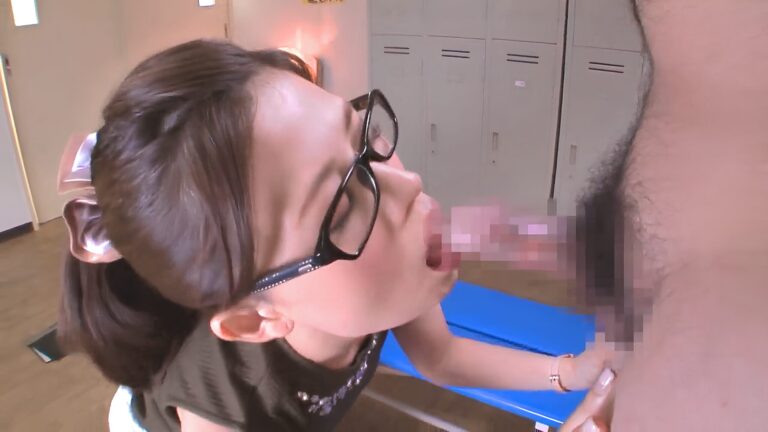 【皆道あゆむ】白タイトミニスカのデカ尻ノーパンメガネ女教師のフェラで逝くエロ動画