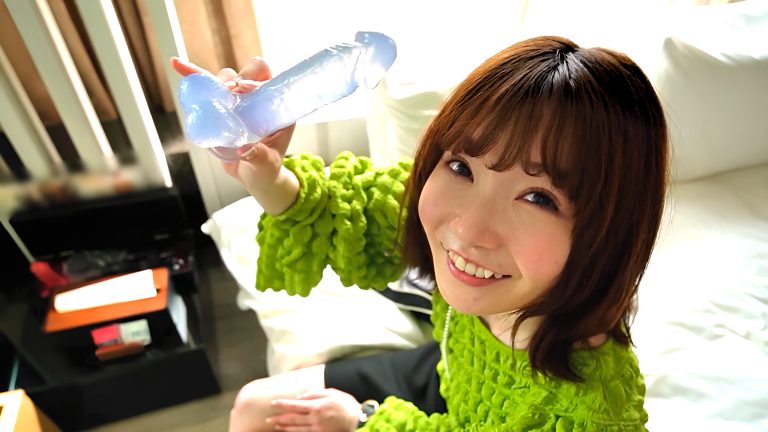 夫だけじゃ満足できない！セフレが欲しい性に飢えた色白スレンダー人妻とマッチング♪華奢な身体でありながら綺麗に割れた腹筋の極上美ボディ…肉棒を求めて一心不乱に腰を振りまくり不倫生ハメ2連戦！！【まや/29歳/結婚1年目】