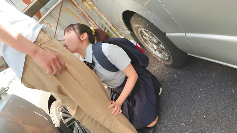 ブレザー女子高生を連れ回して車の影でノーハンドフェラさせる口内発射エロ動画
