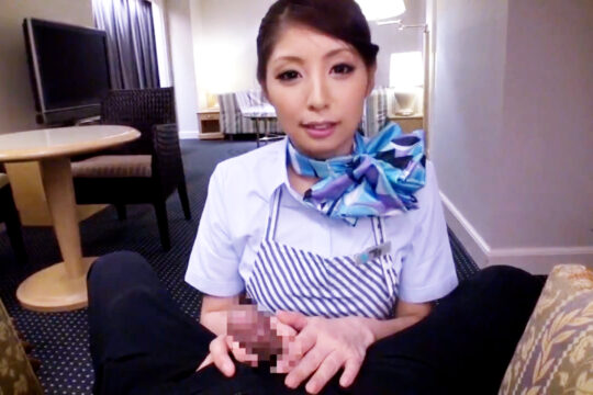 実は巨乳な美人CAさんにエプロン姿でフェラ奉仕してもらうエロ動画