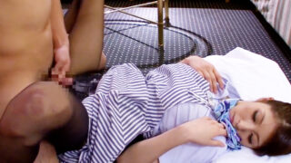 美脚CAさんの黒パンストに擦りつけ気持ちいい状態で被さりフェラで顔射するエロ動画