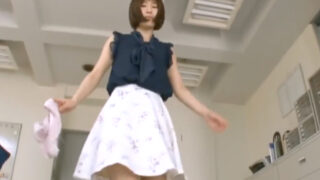 ひらひらスカートのお姉さんが自分のパンツをちんこにかぶせて手コキ射してくれるフェチ動画