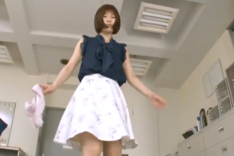 ひらひらスカートのお姉さんが自分のパンツをちんこにかぶせて手コキ射してくれるフェチ動画