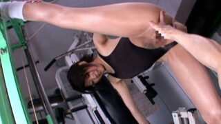 エロいハイレグレオタードのお姉さんがジムでパンスト破りずらしハメセックスするエロ動画