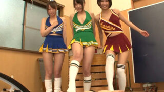かわいい３人の女子校生チアガールたちに手コキフェラでイカされるエロ動画
