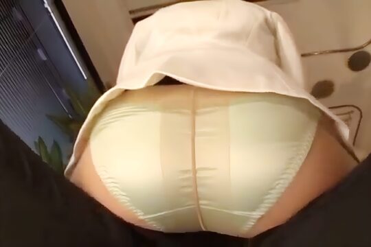 パンストにサテンパンティのエステティシャンが手コキで抜いてくれるフェチ動画