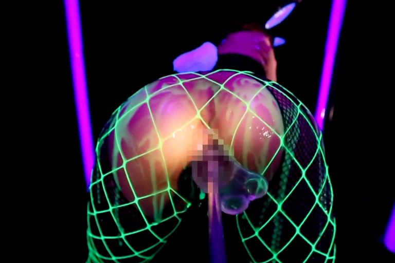 【Rio】イヤらしく光る網パンストのバニーガールをバイブで責めるフェチ動画