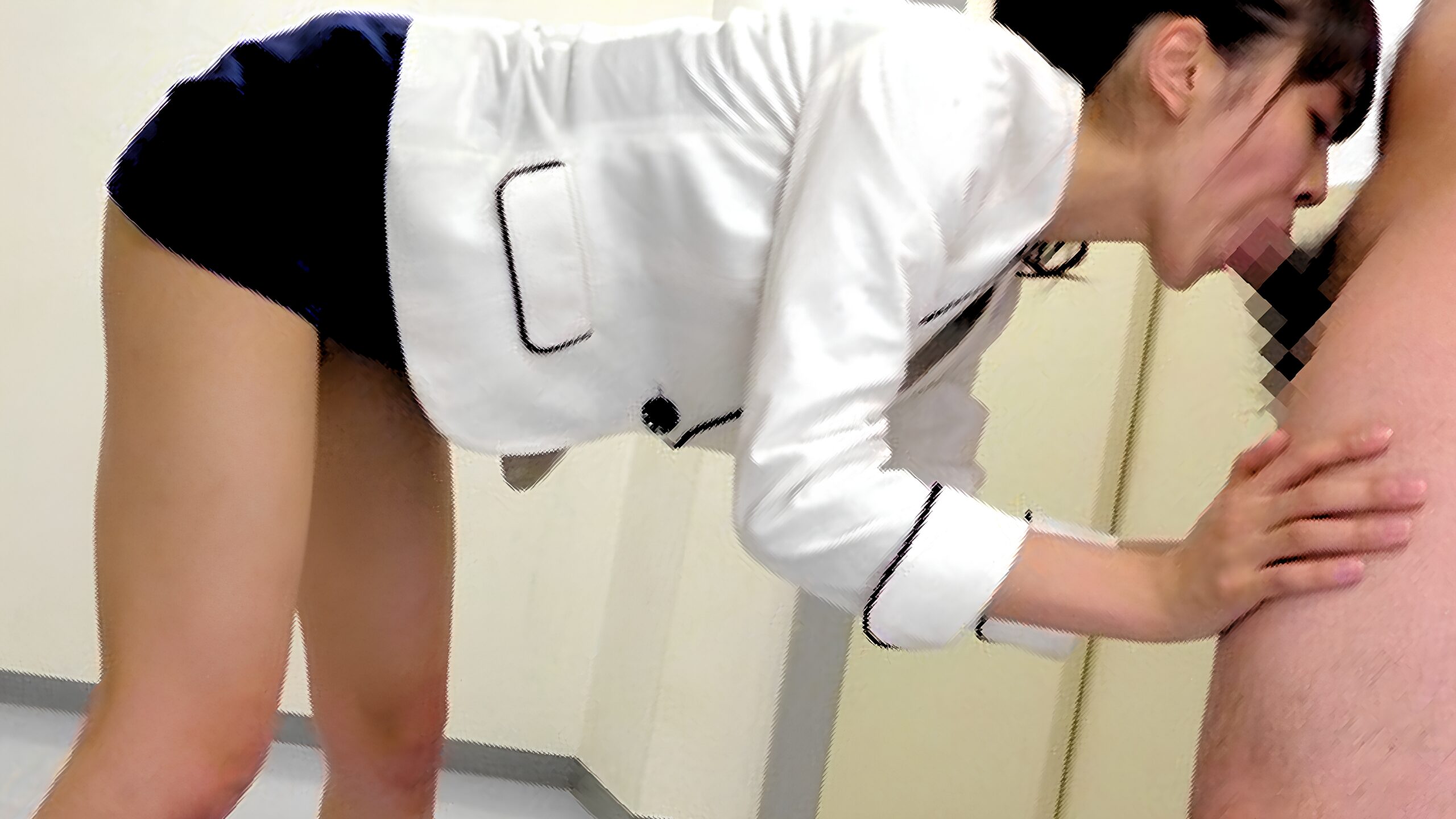 【芽森しずく】濃青ミニスカのノーパン女教師が手コキフェラしてくれて思いっきり顔射するエロ動画