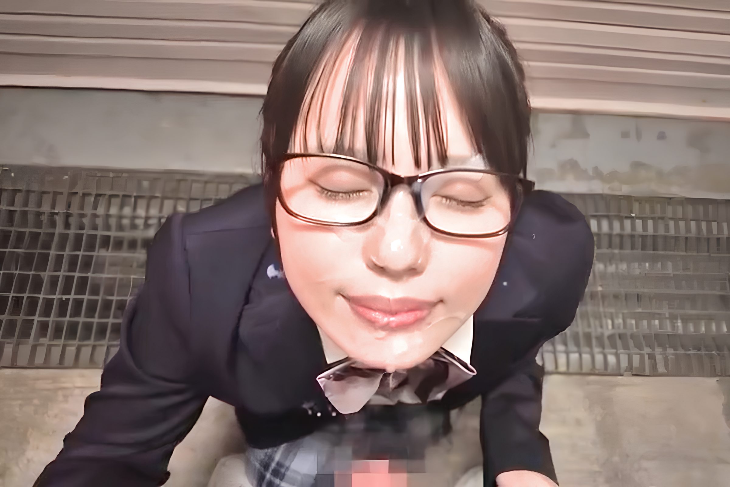 パンツずらしハメ騎乗位！メガネJKにぶっかけ顔射するエロ動画