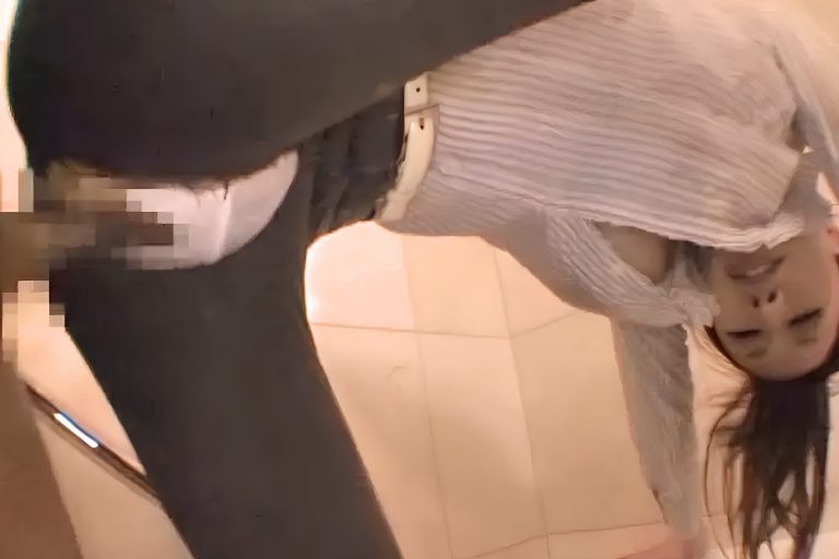 白シャツパンツスーツの働く巨乳OLさんをナンパしてお股に穴開け着衣セックス