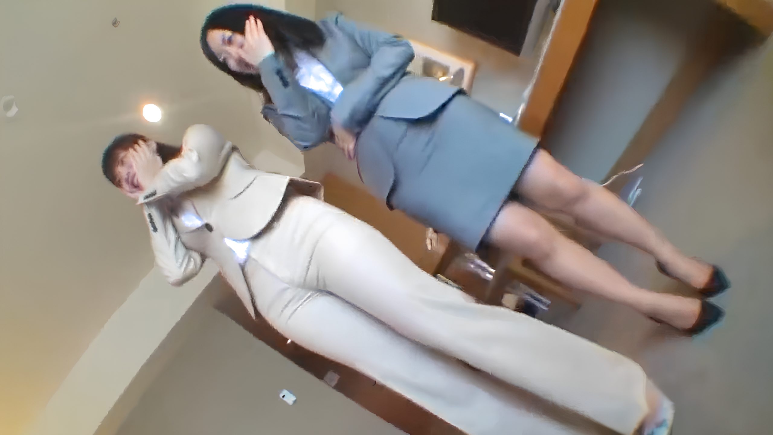 ベージュパンツスーツとグレーミニスカスーツ2人組OLさんをナンパして電マ責めするエロ動画