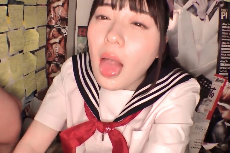 巨乳なセーラー服女子校生のフェラで口内発射するフェチ動画