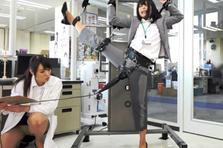 【SOD女子社員】拘束された美人OLさんがパンツスーツの上から電マ刺激でびちょびちょ