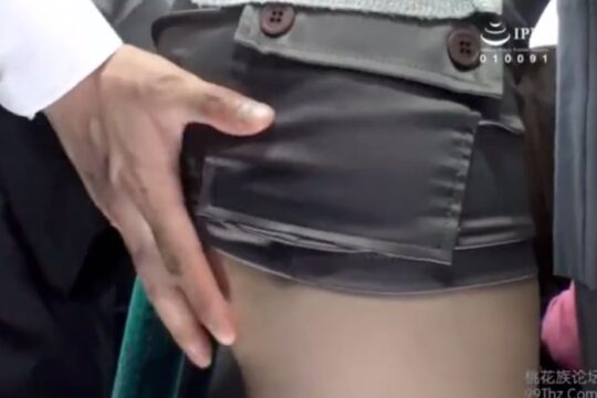 【痴漢】超ミニスカの人妻をバス痴漢！むちむち太ももから尻に発射！【蓮実クレア】