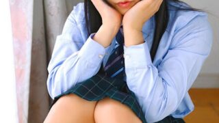 大勢の男に弄ばれるドM女子校生！はだけた制服からこぼれる美乳を揉みしだかれながら、上から下から後ろから好き放題にハメられまくる！「いっぱいかけてください…」の一言から怒涛の5連続顔射＆中出しでもう全身ザーメンまみれ！ あず希