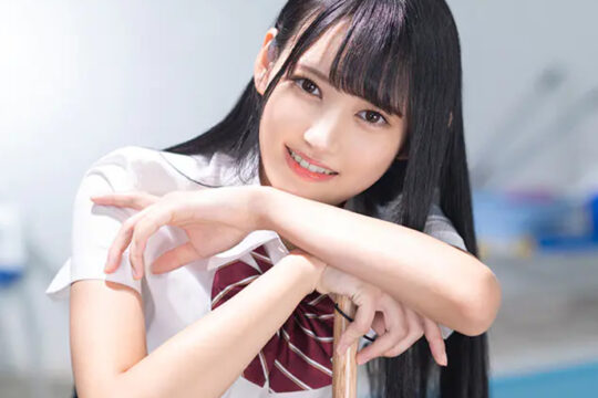 制服のボタンを外し綺麗な乳首をさわると教室中に可愛い喘ぎ声！イチャラブセックス三昧！