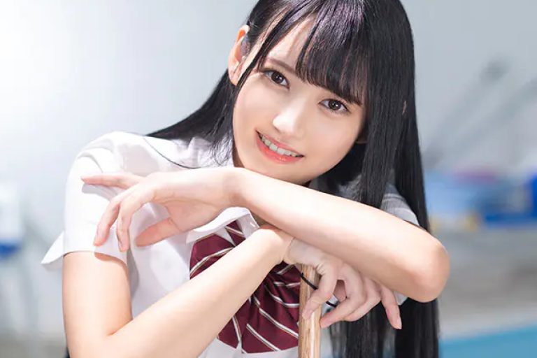 制服のボタンを外し綺麗な乳首をさわると教室中に可愛い喘ぎ声！イチャラブセックス三昧！